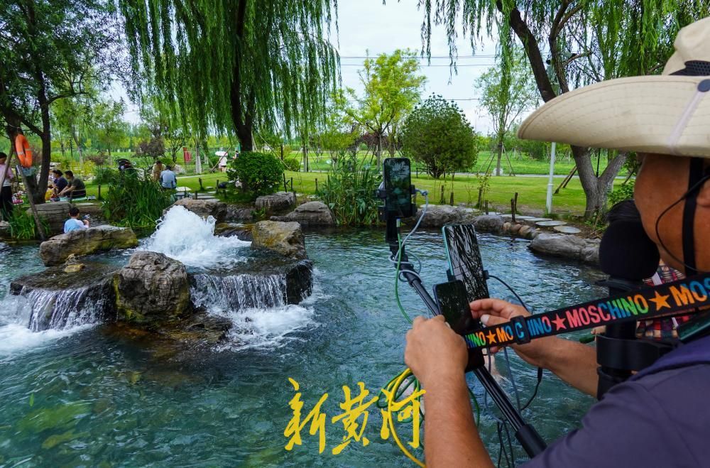 持续降雨补给充沛 济南白泉现“涌泉成瀑”盛景