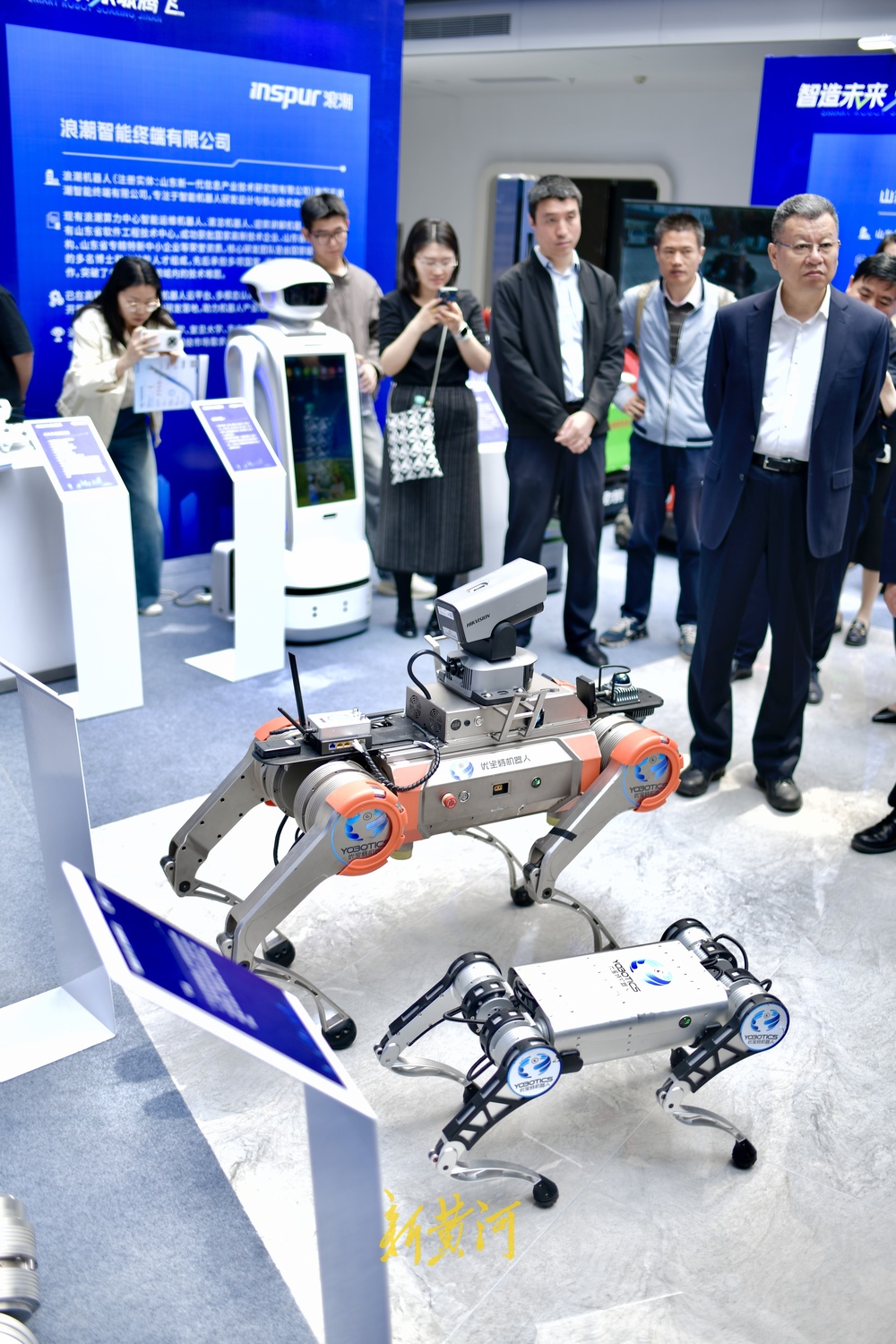 多种机器人在济同台秀才艺 