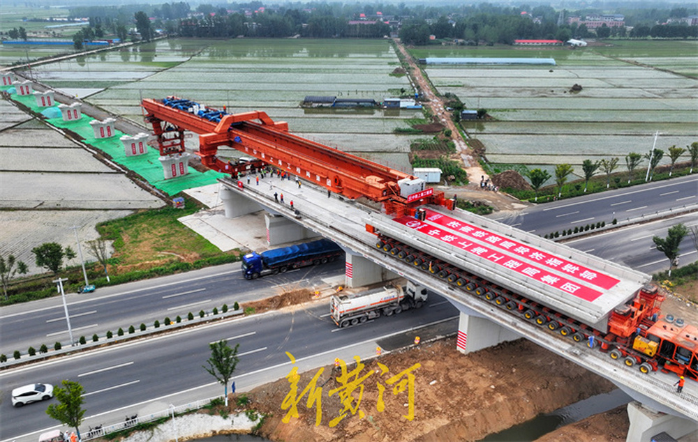 潍宿高铁临沂段首榀箱梁成功架设