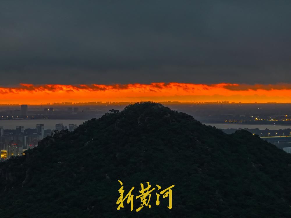 雨歇云破！济南雨后惊现“天空裂缝”，火红色霞光浸染山湖