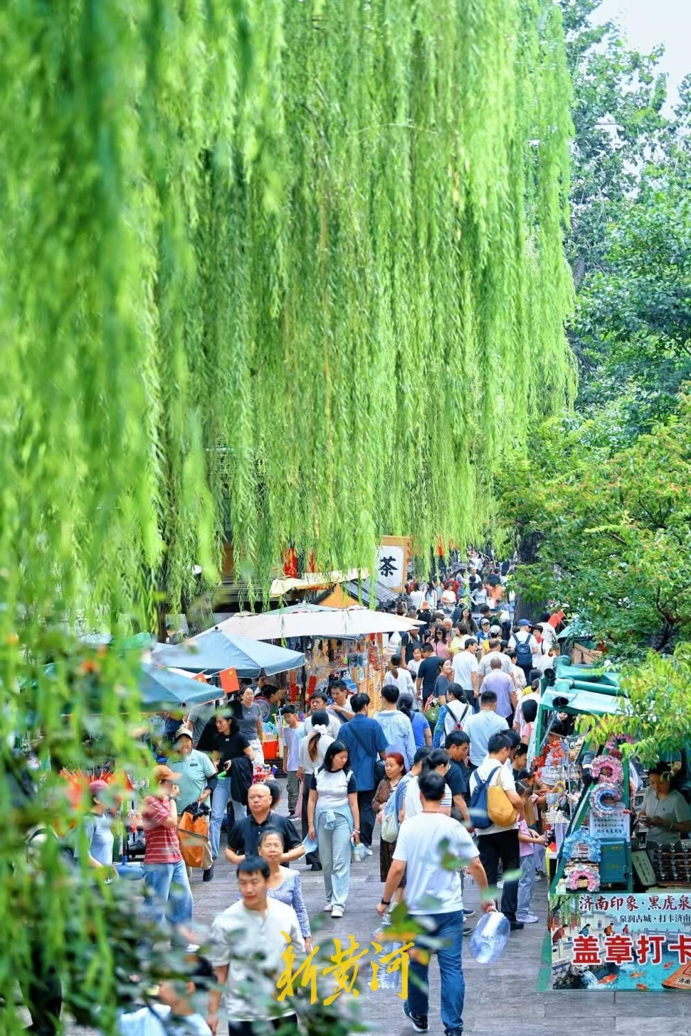 济南环城公园泉水市集点亮泉畔中秋