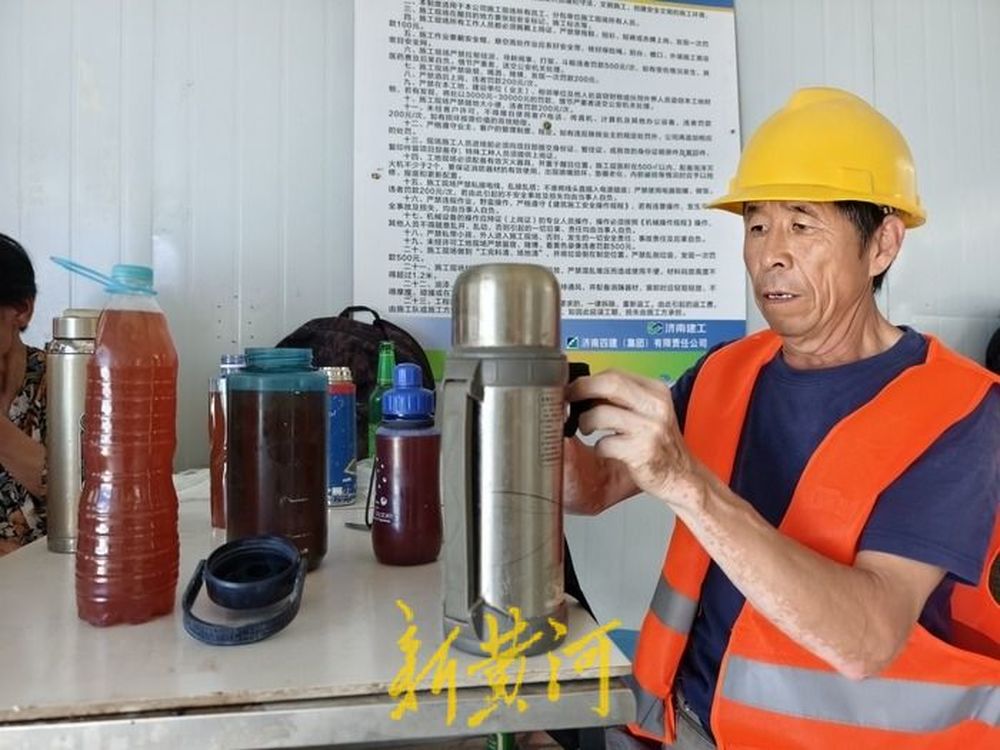 高温下的建筑零工队：早晚灵活作业，工地有西瓜绿豆汤等解暑食品