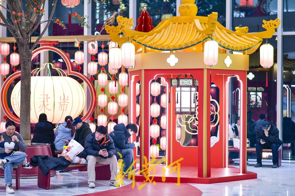 红墙映宫灯，济南一商场打造古风打卡点迎新春