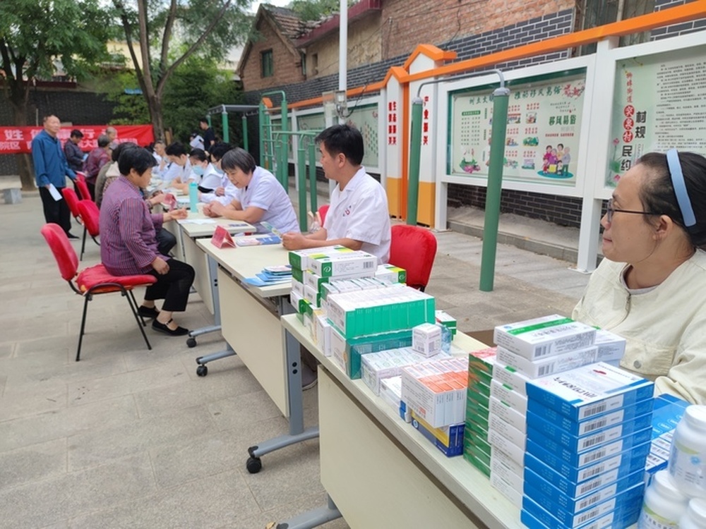 济南市南山人民医院文明实践志愿服务队走进突泉村开展秋季义诊