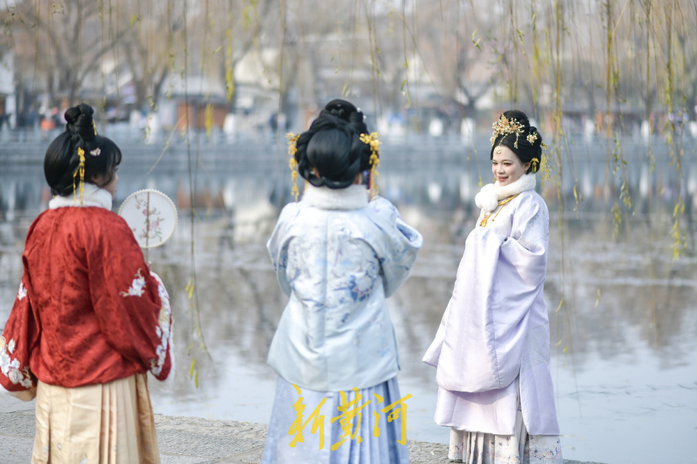 济南明府城汉服文化走红 游客穿越古今打卡泉水文庙