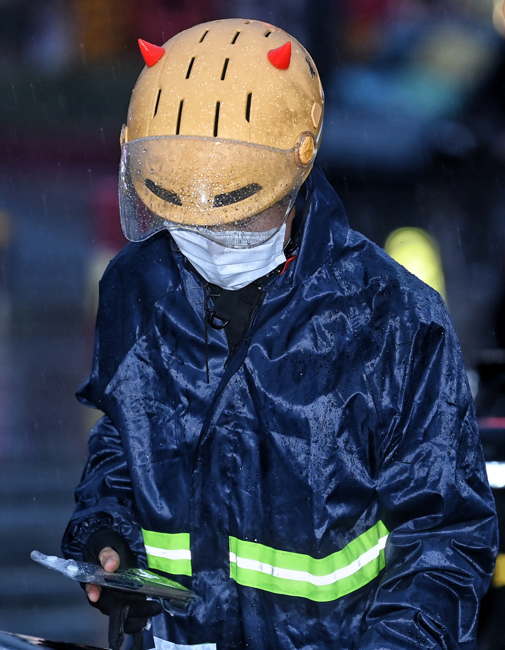 泉城晚高峰迎降雨 外卖小哥街头奔跑送餐不停歇