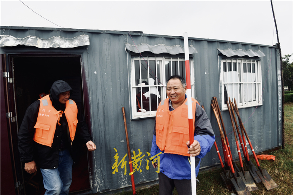 守护黄河：抛石稳固堤坝，24小时值守