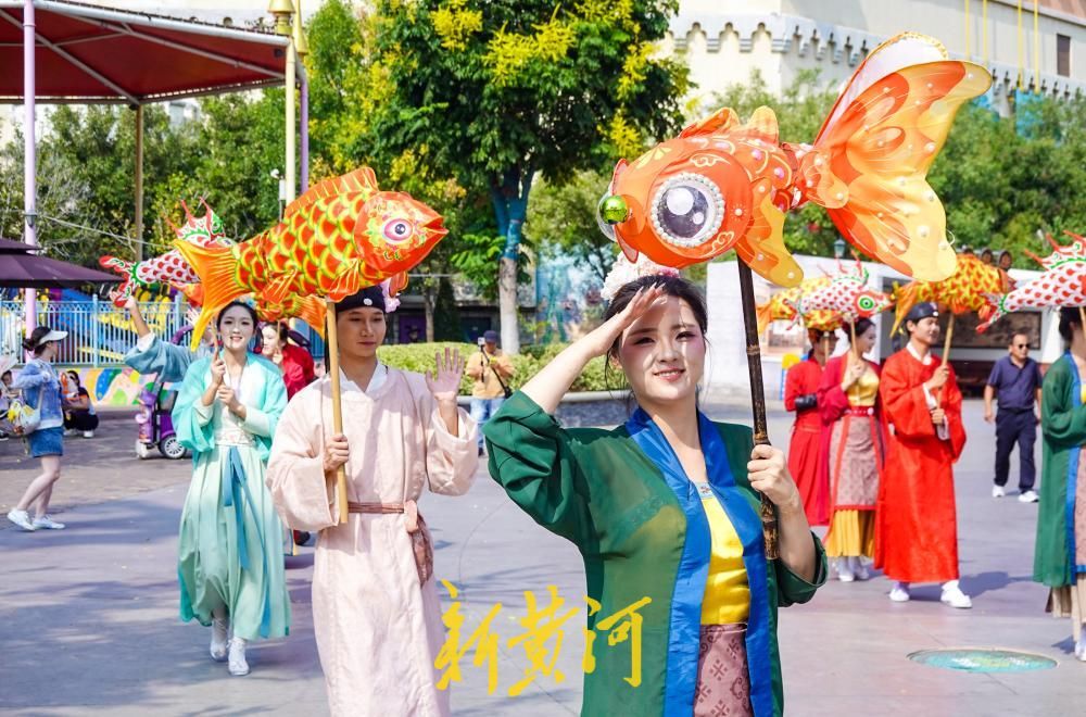 国庆假期临近 济南一景区古风鱼灯巡游提前上线