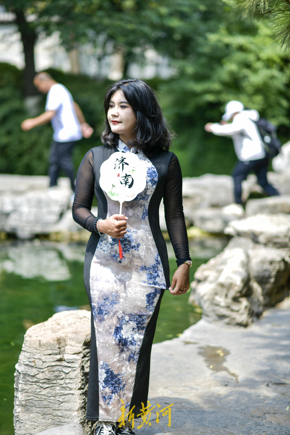 一年四季 泉在济南丨旗袍的风吹到了趵突泉  新中式旅游打卡爆红