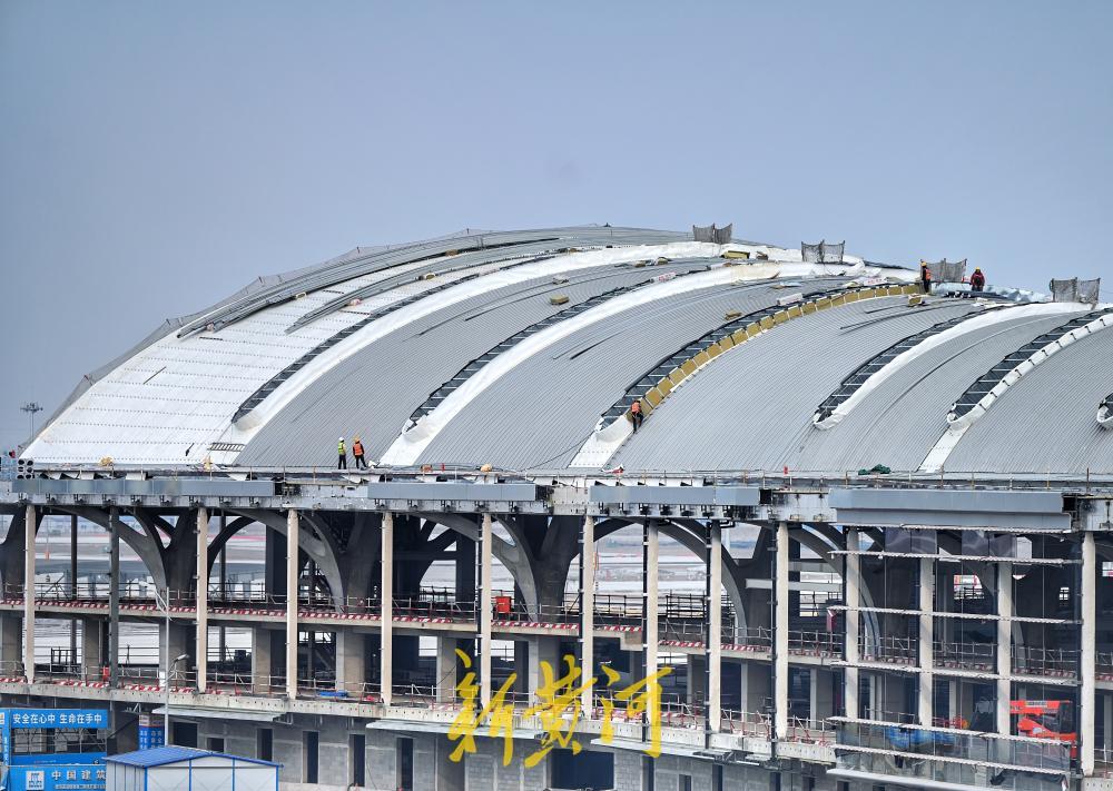 济南机场二期改扩建工程T2航站楼无缝钢屋盖整体提升全部完成