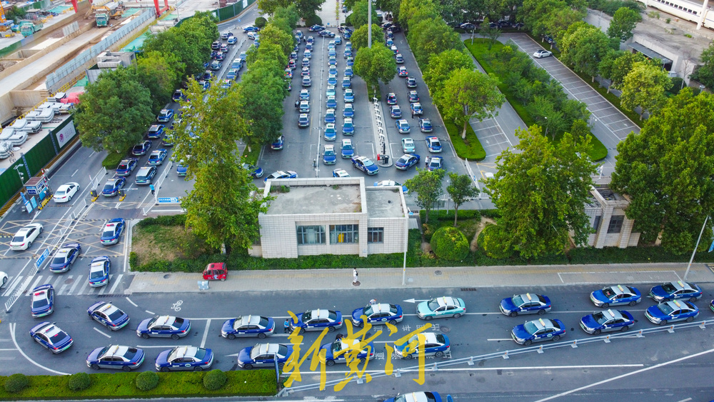 见首不见尾！出租车长队下午扎堆出没济南西站 