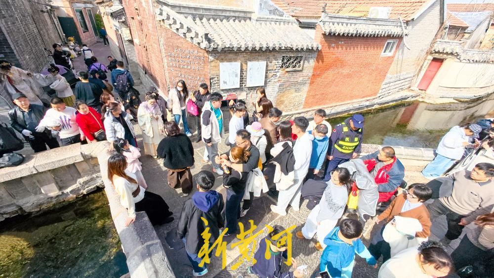 老城网红起凤桥热度不减，游客慕名打卡“家家泉水”