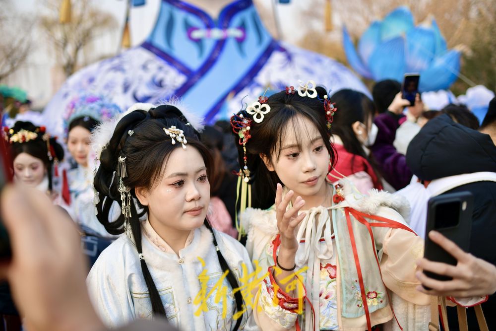 “泉”在济南冬游记｜明湖花灯持续升温，上演“真人秀”打卡热