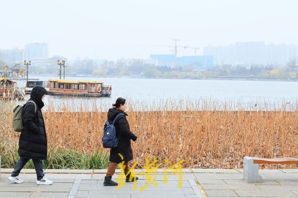 一年四季 泉在济南丨寒潮难挡游湖热情，游客寒风中尽享明湖风光