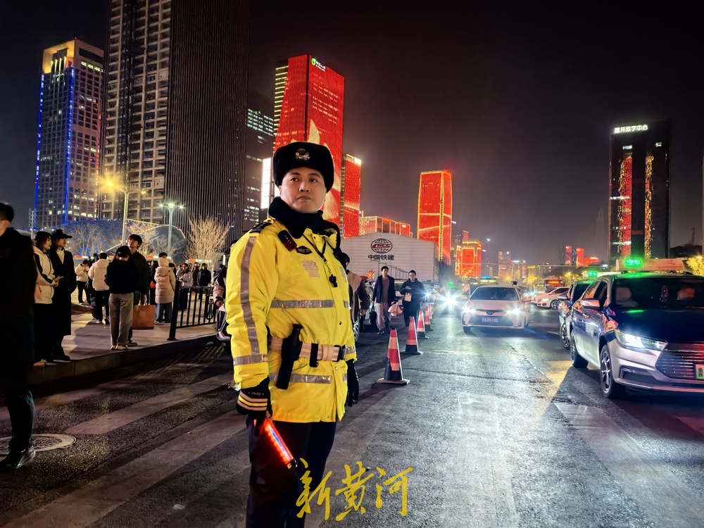 跨年夜里的“守夜人”，济南交警深夜坚守岗位