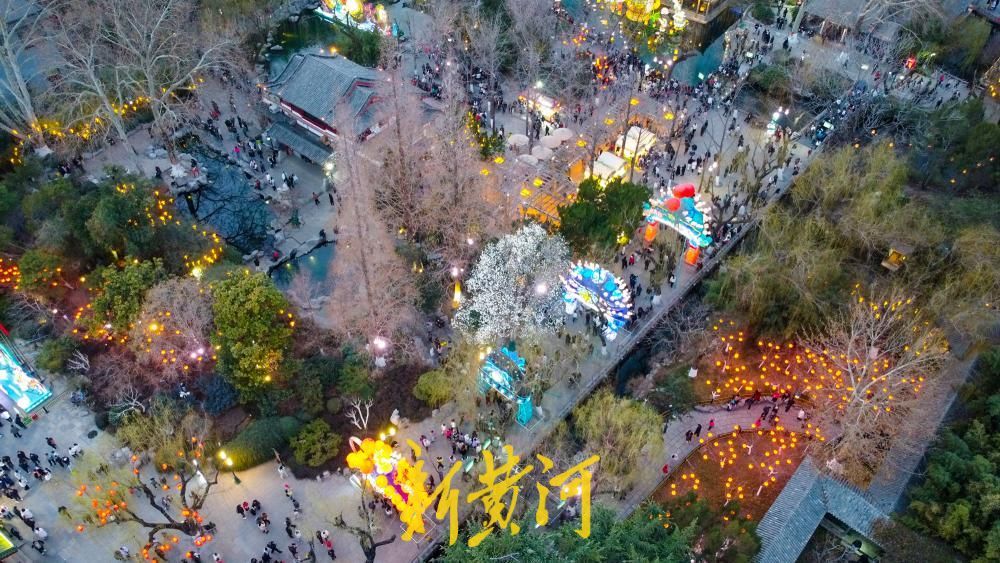 迎春花灯会迎来赏灯高峰，传统灯艺与名士文化交融，点亮泉城夜空