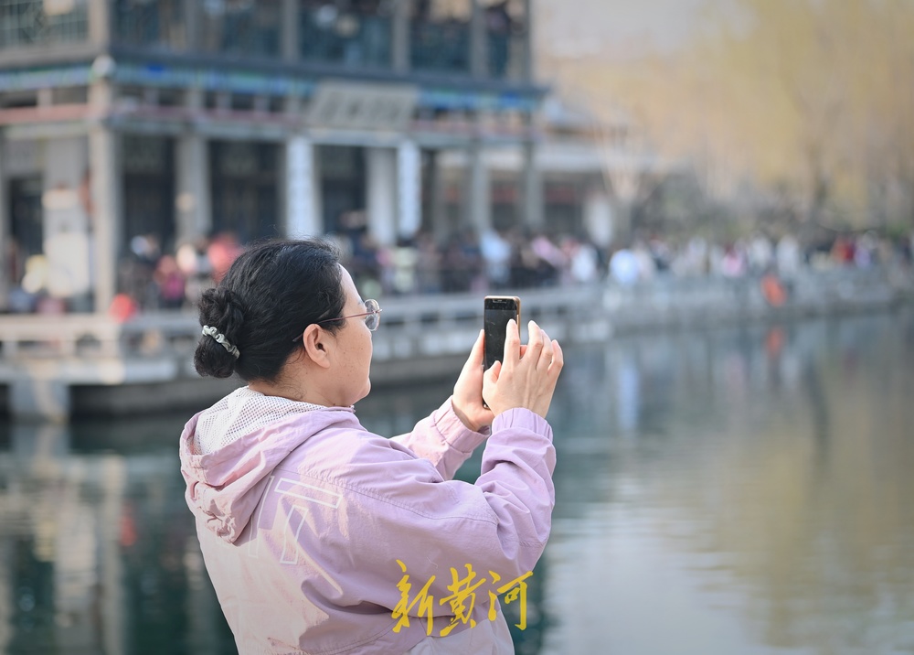 五龙潭公园里，市民游客化身摄影师拍出最美春天
