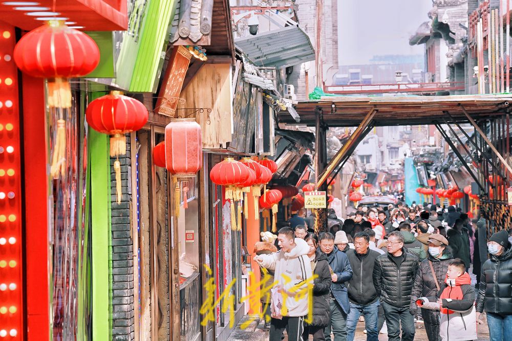 芙蓉街迎春节大红灯笼高高挂