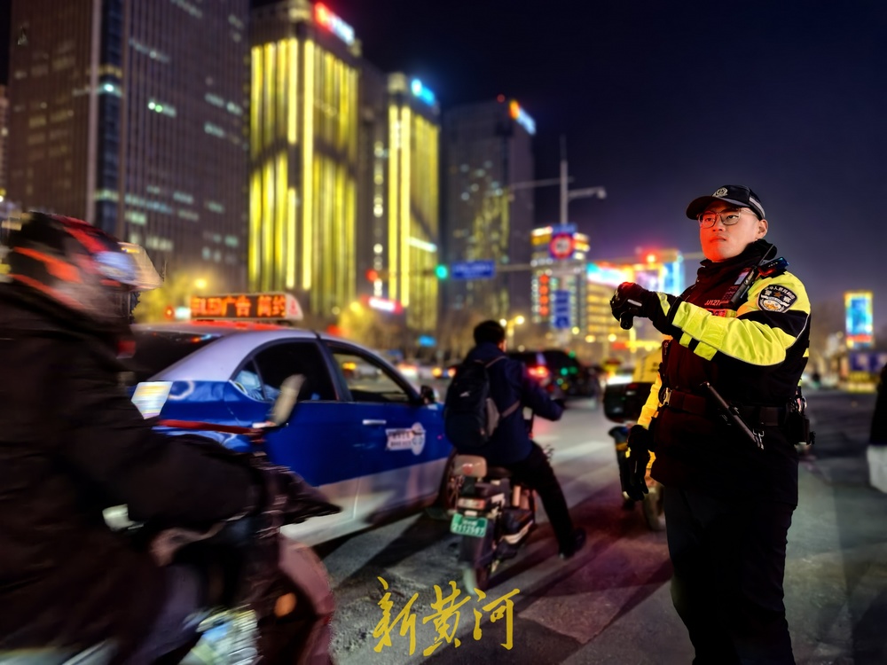 跨年夜里的“守夜人”，济南交警深夜坚守岗位