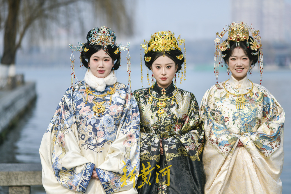 济南明府城汉服文化走红 游客穿越古今打卡泉水文庙