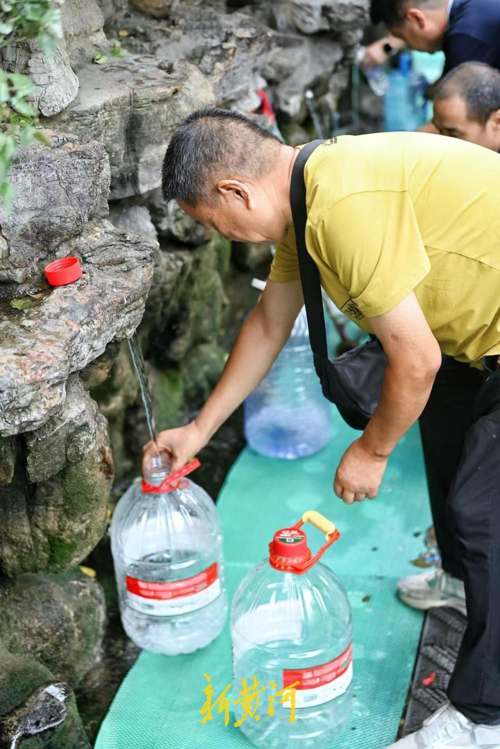 泉甘引客来  中秋假期济南护城河畔游人扎堆取水品清泉