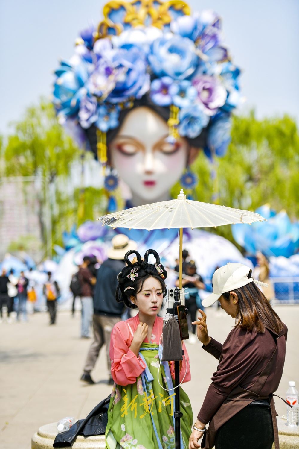 “夏雨荷”花灯超长展期，亮灯近4个月热度不断