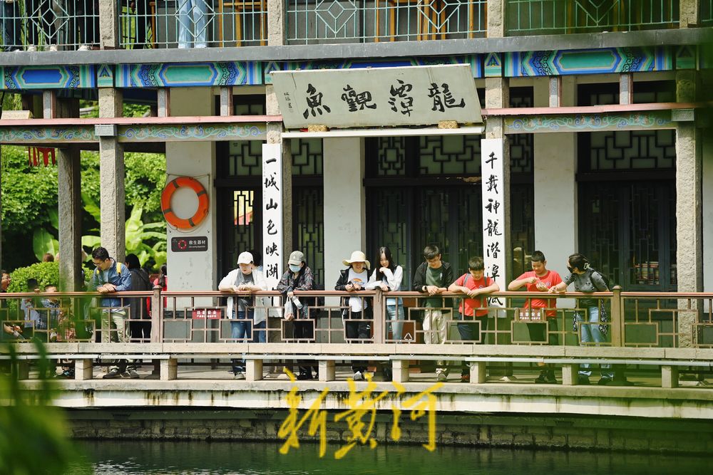 五龙潭泉畔市民享雨后清凉