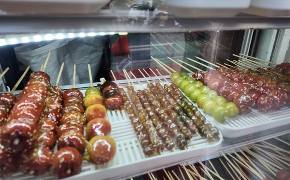 济南街头买“奶皮子糖葫芦”的队排了100多米,有店主忙得直冒汗:20元1串,一天卖两三百串