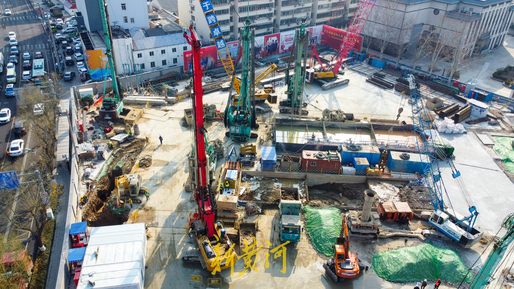 大明湖南岸建设地铁站点，首幅地连墙钢筋笼吊装入槽