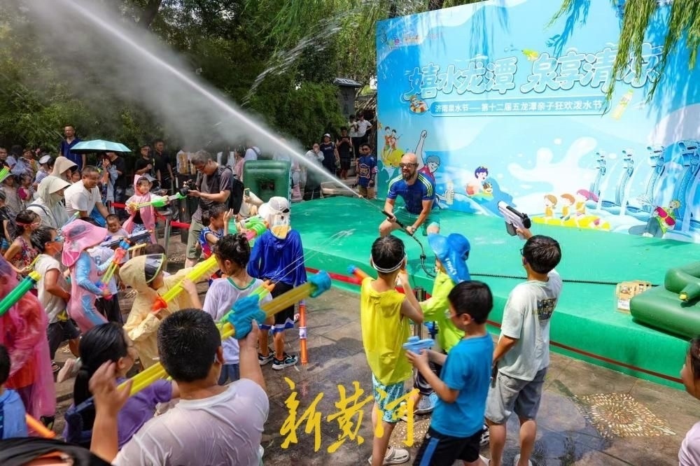 济南网红“大胡子叔叔”获评五龙潭“2026年度泼水节爱心大使”-新黄河APP