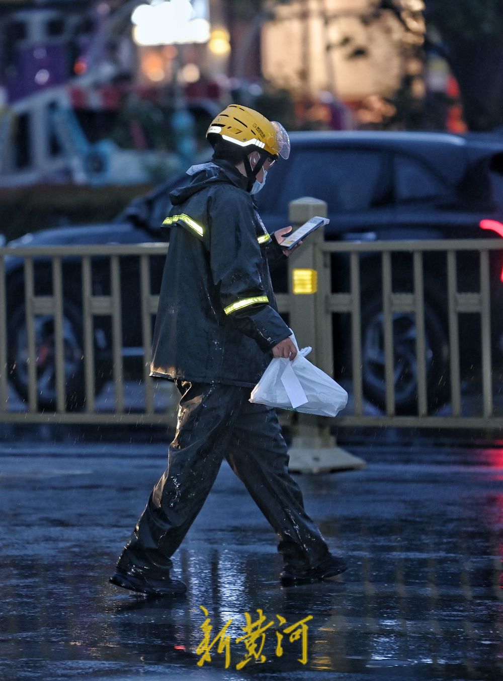 泉城晚高峰迎降雨 外卖小哥街头奔跑送餐不停歇