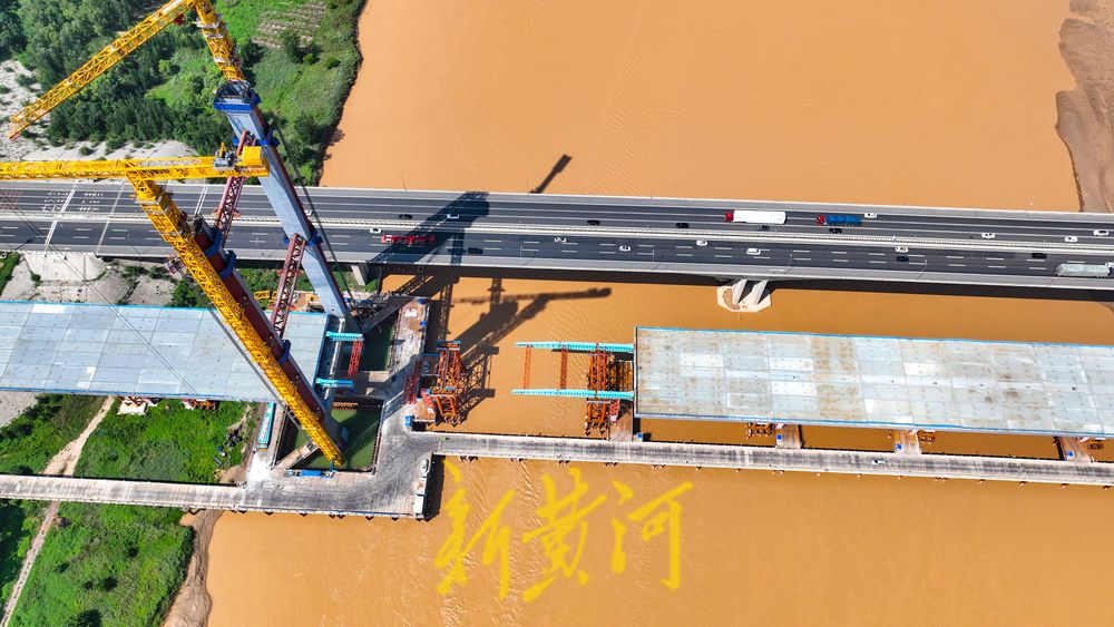 京台高速公路新建黄河大桥向着合龙推进