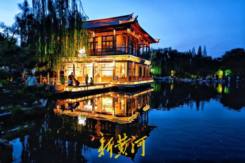 夜游龙潭赏清泉，古阁流光醉泉城