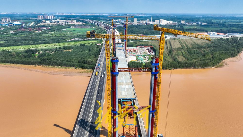 京台高速公路新建黄河大桥向着合龙推进