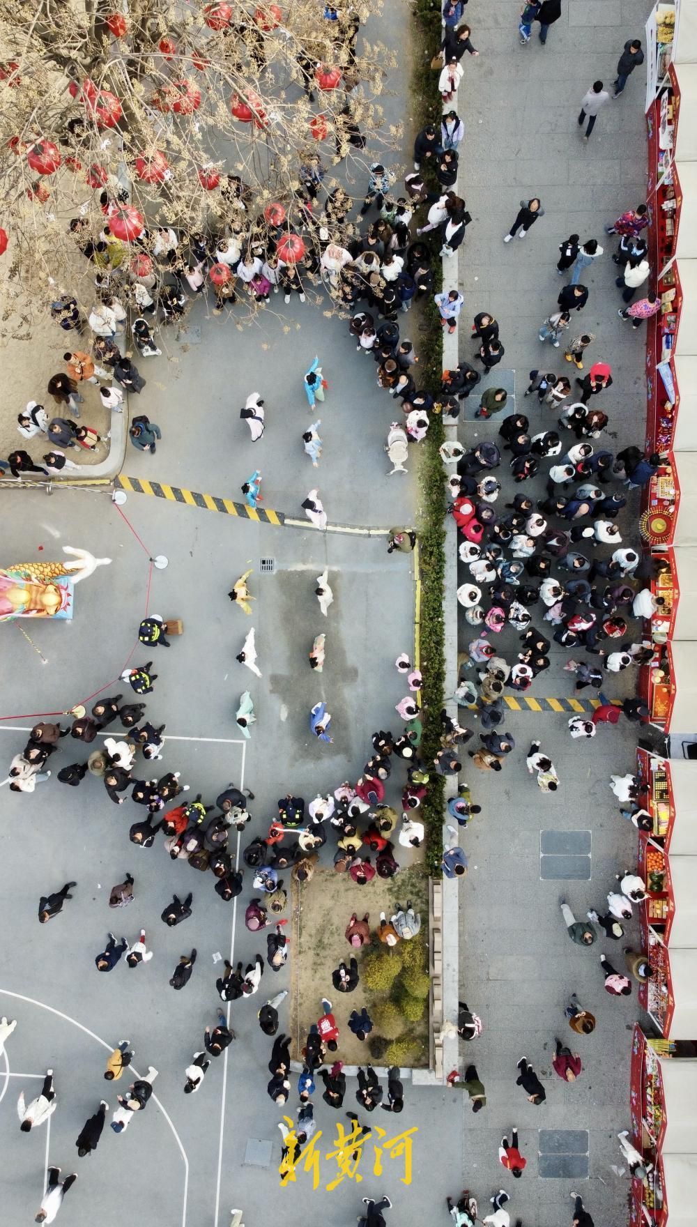 百年上新街迎来新春旅游热，游客漫步老街寻味古韵