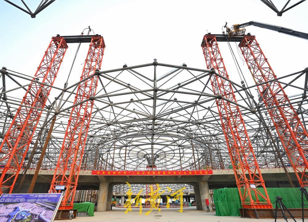 济南机场二期改扩建工程T2航站楼无缝钢屋盖整体提升全部完成