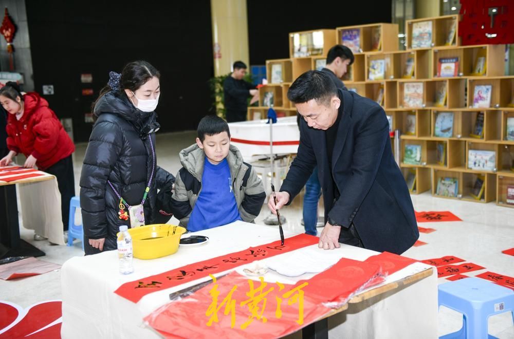 图书馆翰墨飘香迎新春 百“福”送暖年味浓