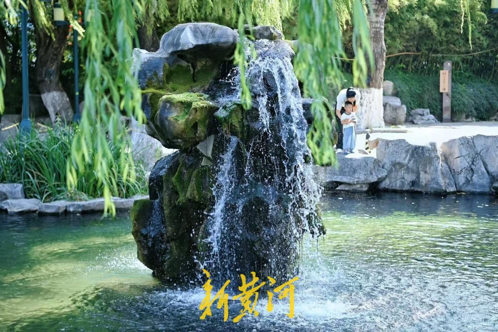 秋分赏泉，济南月牙飞瀑奔涌醉游人