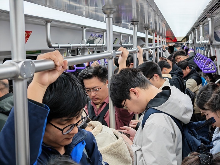 节后首个工作日，“地下经十路”迎来又一次“早高峰大考”，客流如潮秩序井然