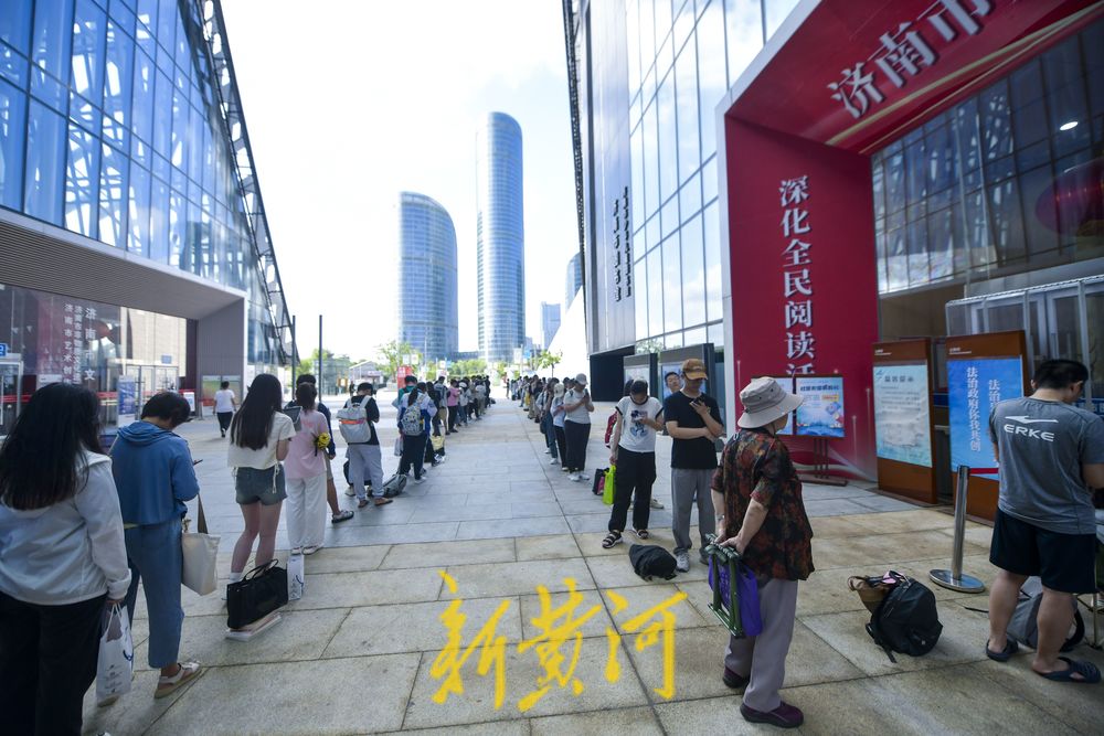 早到两小时站队等候 暑期首日图书馆迎来读书热