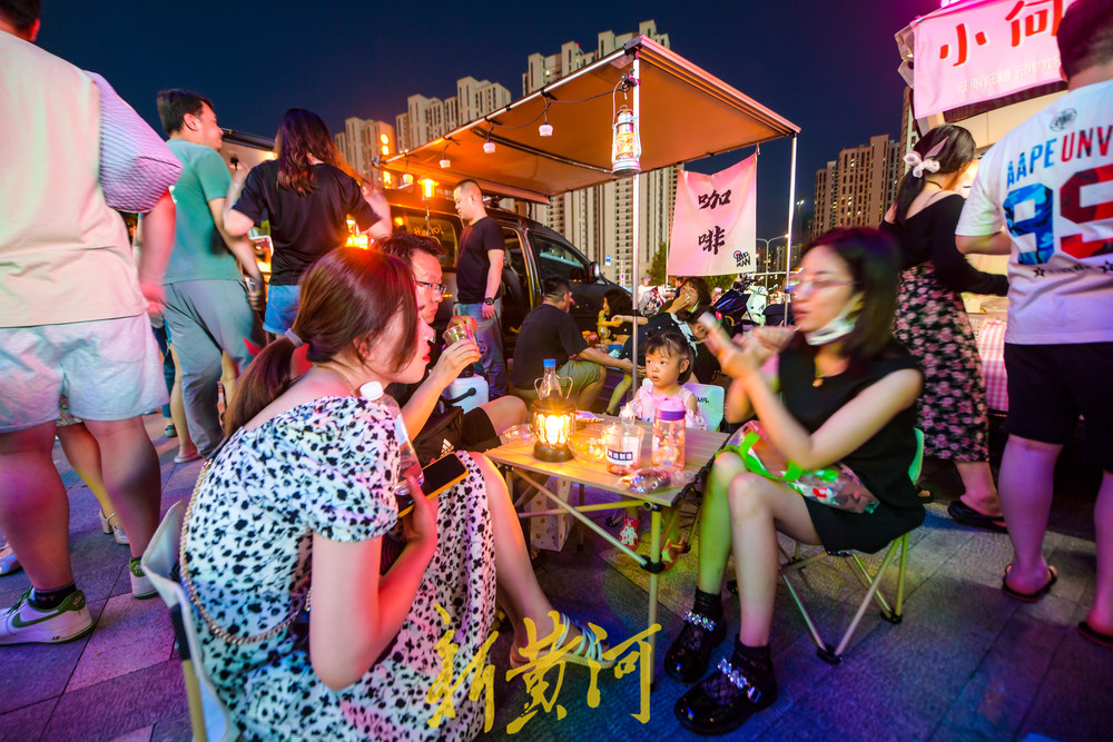 夜市里别样摆摊模式感受时尚范的烟火气