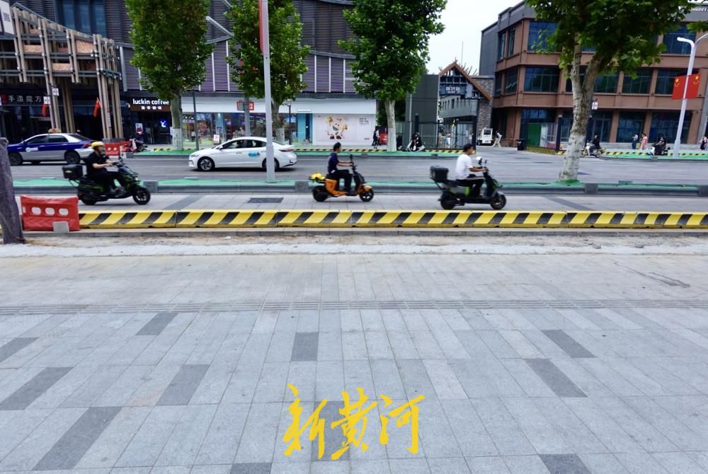 拆围挡迎国庆假期，济南泉城路人行道改造加速推进