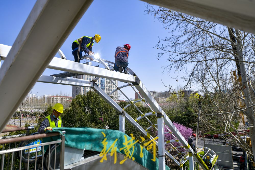 经十路过街天桥架设遮阳防雨棚