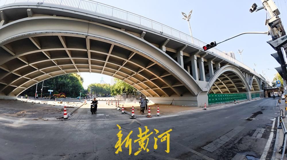 济南纬二路跨铁路天桥改造 桥拱顶部显露全貌道路恢复通行