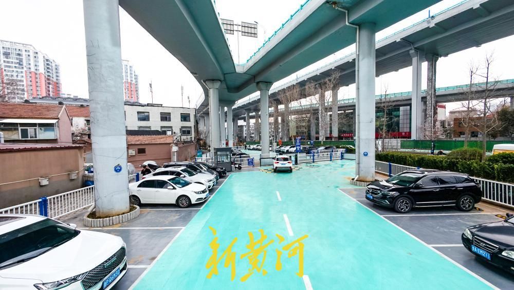 济南玉函立交桥下绿化带功能改造 缓解停车难  