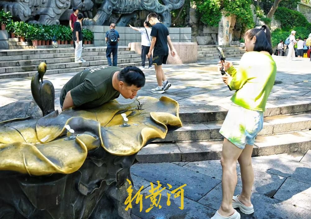 端午假期过后济南热度不减 护城河畔泉水游人气依旧