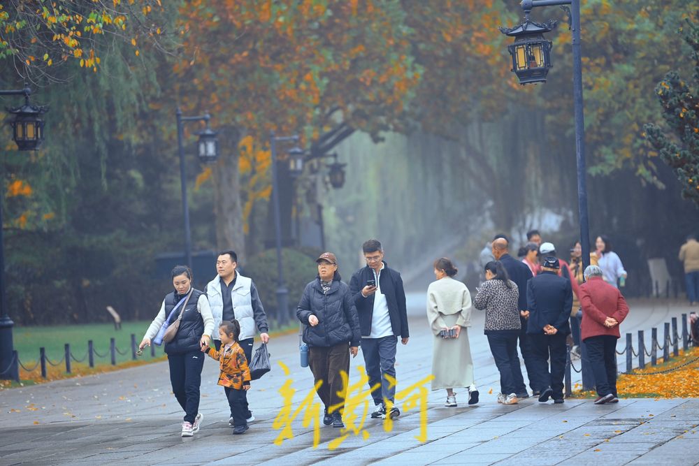 雨后大明湖，冬雾中更显宁静与祥和