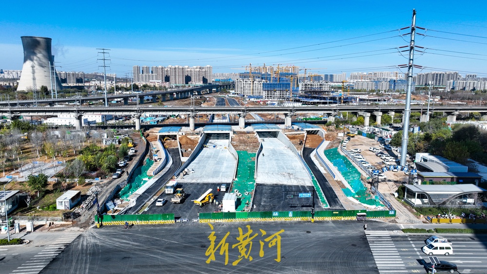 济南铁路框架桥上首次安装透明遮雨棚