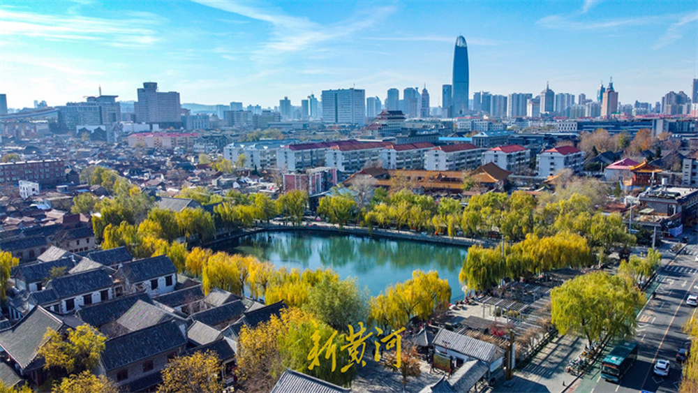 12月1日,在济南明府城的百花洲和珍珠泉畔,虽然寒潮带来了低温天气,但