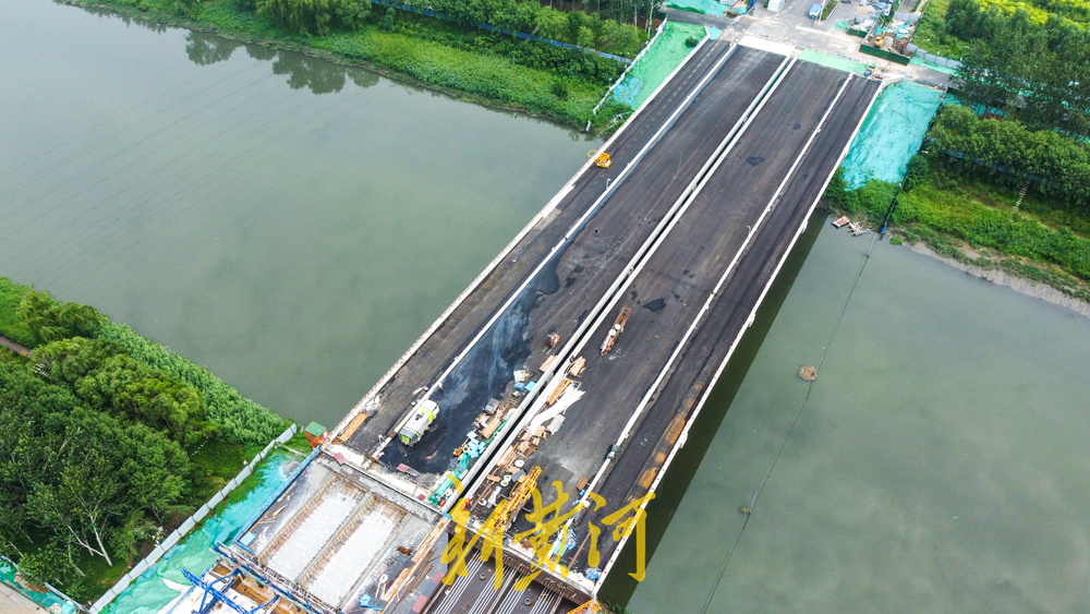 奥体中路北延双桥牵手跨河